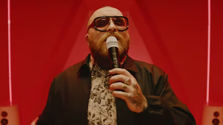 Teddy Swims performing Flame Live.